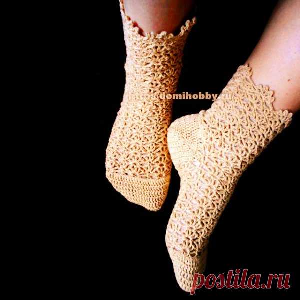 http://www.darievna.ru/page/kak-svjazat-noski-krjuchkom
Носки крючком созданы для тех, кто любит и тяготеет к вещам с налётом романтики и винтажа. Особое очарование - это ажурные носочки крючком, которые отлично вписываются и в концепцию беби-долл, и для создания образов в стиле бохо. Сегодня мы подготовили небольшую подборку мастер-классов, где вы узнаете, как связать ажурные носки крючком. 
Носки, связанные крючком могут быть плотными и ажурными, разноцветными и однотонн...