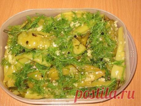 Маринованные перцы ПО-армянски ! "ЛЮБОВЬ НА ВСЮ ЖИЗНЬ" 

Попробовав один раз-это станет вашей ЛЮБИМОЙ закуской на всю жизнь. 
Вам понадобятся:
1 кг перца (лучше взять не болгарские, а зеленые длинные)
300-400 г воды
200 г растительного масла
0.5 ч. л. сах. песка
примерно 100 г уксуса
лавровый лист
перец горошком
3 зубчика чеснока
свежий укроп
Как готовить:
В кастрюлю налить растительное масло, добавить сахарный песок, уксус, лавровый лист, перец горошком и соль. Пока нагре...