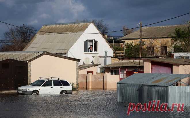 Власти оценили ущерб Крыму из-за шторма в ₽1,3 млрд. Шторм в Крыму нанес ущерб на 1,3 млрд руб. Об этом сообщил председатель крымского Госсовета Владимир Константинов.