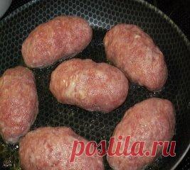 Котлетки под шубкой. Пальчики оближете, безумно вкусно!
Ингредиенты:
-Фарш (из индейки) - 1 кг
-Яйцо куриное - 2 шт
-Батон (белый, без корочки) - 0, 5 шт
-Майонез (для фарша + немного для поливки) - 2 ст. л.
-Молоко - 120 мл
-Соль
-Перец
-Сыр твердый (для начинки - 50 г; для посыпки - 200 г) - 250 г
-Масло сливочное - 50 г
-Помидор - 2 шт
-Масло растительное
Приготовление:
Фарш я обычно готовлю из грудки и филе бедра 1:1. Мясо помыть, обсушить и
 измельчить с помощью процессора.
Булку замочи