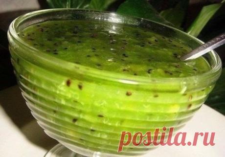 Варенье из киви очень вкусное и необычайно красивое!
Ингредиенты:
5 киви
1 банан
1 чайная ложка желатина
220 гр. сахара
сок половины лимона
Приготовление:
Мелко порезать киви и банан, смешать и немного помять, после чего добавить сахар и чайную ложку желатина. Варить 5-7 минут. Густое и ароматное варенье готово!