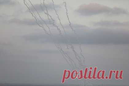 Стало известно о прекращении огня между Израилем и Палестиной. Израильская и палестинская стороны согласились прекратить огонь, начиная с 22.00 субботы. Об этом сообщает египетский телеканал Al-Qahera News. «При египетском посредничестве палестинская и израильская стороны согласились прекратить огонь начиная с 22.00 сегодняшнего вечера», — говорится в сообщении телеканала.