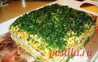 Салат-торт «Праздничный». Самый вкусный салат на новогоднем столе Салат-торт «Праздничный». Самый вкусный салат на новогоднем столе. Готовится быстро и просто, а результат — выше всех ожиданий. Ингредиенты яйцо 4 шт. 150 гр. крекер соленый зеленый лук пучок рыбная консерва 1 б. 100 гр. сыр 2-3 зубчика чеснок по вкусу майонез, сметана Приготовление 1. Выложить первый слой салата — крекер. 2. Два яйца и два белка мелко порезать, смешать с майонезом и выложить вторым слоем. 3...