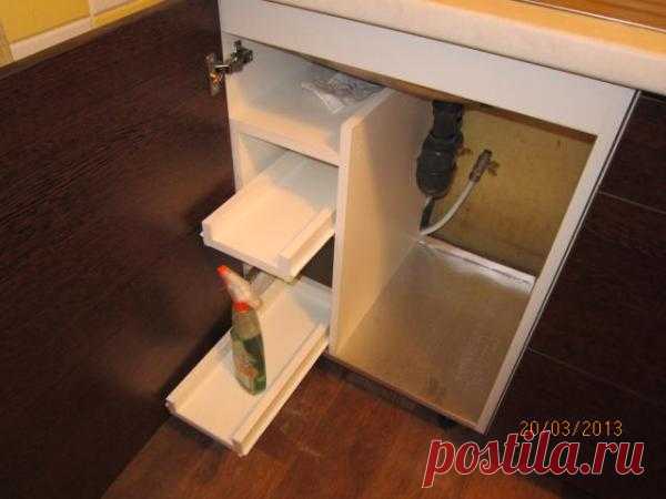Выдвижные полки для моющих на кухне... Сам делал...