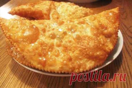 Чебуреки с Мясом Рецепт как Приготовить в Домашних Условиях (по Татарски) Друзья, вашему вниманию, рецепт чебуреков с мясом в домашних условиях по-татарски. Такое блюдо готовят по-разному, например, с использованием такого компонента, как водка, которая чебурек делает более хрустящим. Смотрим, как приготовить чебуреки с мясом в домашних условиях по-татарски…