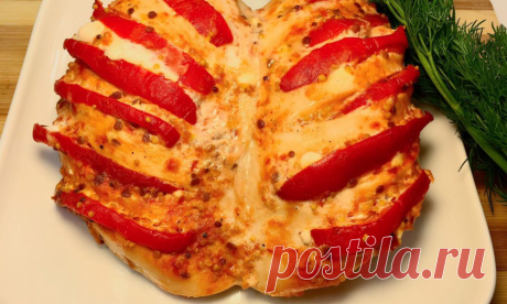 Больше не трачу время на отбивные, а запекаю куриное филе целиком. Вкуснотища 

Ингредиенты:
Куриное филе 2 шт.
Болгарский перец 2 шт.
Сметана 100 г
Горчица 100 г
Кетчуп
Соль по вкусу
Черный перец (молотый) по вкусу
Приготовление:
Сделайте в каждой половинке грудинки глубокие н…