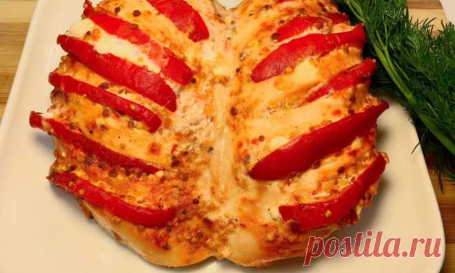 Больше не трачу время на отбивные, а запекаю куриное филе целиком. Вкуснотища 

Ингредиенты:
Куриное филе 2 шт.
Болгарский перец 2 шт.
Сметана 100 г
Горчица 100 г
Кетчуп
Соль по вкусу
Черный перец (молотый) по вкусу
Приготовление:
Сделайте в каждой половинке грудинки глубокие н…