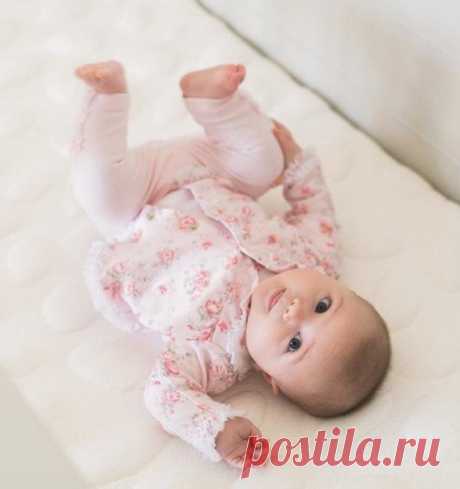 Маленькие ручки, крошечные пальчики, Скоро подрастешь ты и держитесь мальчики! Розовое платье, туфельки с цветочком... Как горжусь я тем, что у меня есть дочка! Буду тебя баловать, утирать слезинки. Ты моя принцесса, прямо как с картинки! Никому в обиду я тебя не дам. Никого на свете нет счастливей мам!