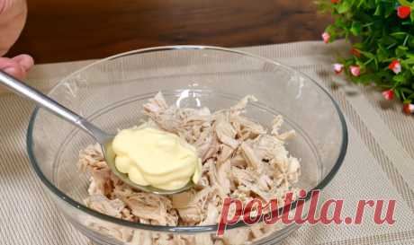 Потрясающе вкусный салат "Снег" - мало кто знает этот рецепт. ВСЕ ИЩУТ ЕГО НА ПРАЗДНИЧНОМ СТОЛЕ!
Сегодня готовим вкусный новогодний салат. Этот салат идеально подходит для праздников!
Продукты:
- заранее отварить 3-4 картофелины.
- лук 1 шт
- 1 большая куриная грудка! - готовить
- 6 куриных яиц - сварить заранее
- маринованный или малосольный огурец – 2 штуки среднего размера
- твердый сыр 170-200 гр
- Французская горчица 2 ст.
- майонез около 200 гр
- черный кунжут для ук...