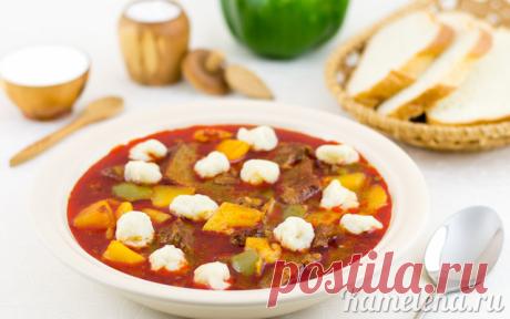 Венгерский гуляш 
Сытное блюдо из мяса и картофеля.
Ингредиенты:


800 г говядины
800 г картофеля
200 г лука
200 г перца (традиционно зеленого)
2 ст. л. с горкой паприки
2 зубчика чеснока
соль
перец
растительное масло…