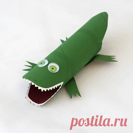 Весёлая детская поделка из бумажной втулки, красок и нескольких простых материалов.