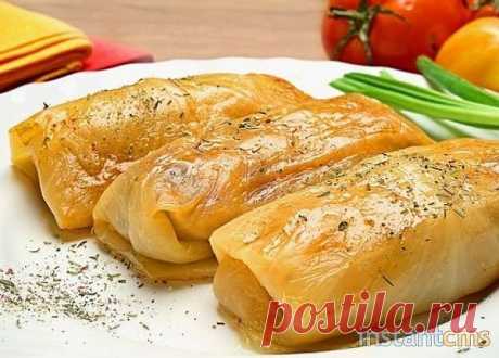 Круглые голубцы с бараниной и цуккини (блюдо в горшочке) 

Взять баранину и нарезать тонкими ломтиками. Смазать эти ломтики специями по желанию - солью и перцем. Сварить.

Белокочанную капусту нарезать на небольшие кубики.

Морковь также нарубить на кубики и обжарить на протяжении 1 минуты на сливочном масле.

Цуккини и отварной картофель нарезать средними кубиками.