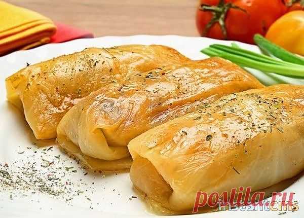 Круглые голубцы с бараниной и цуккини (блюдо в горшочке) 

Взять баранину и нарезать тонкими ломтиками. Смазать эти ломтики специями по желанию - солью и перцем. Сварить.

Белокочанную капусту нарезать на небольшие кубики.

Морковь также нарубить на кубики и обжарить на протяжении 1 минуты на сливочном масле.

Цуккини и отварной картофель нарезать средними кубиками.
