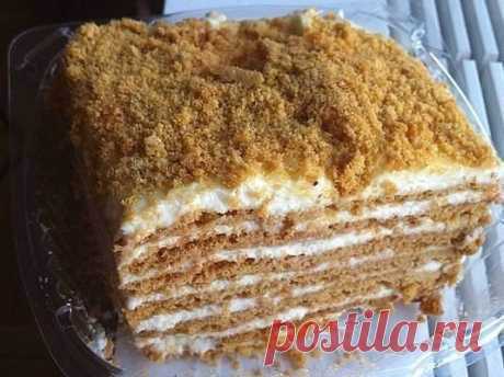 Самый вкусный "Сметанник" 
Ингредиенты:
Тесто:
● 200 г масла
● 4 ст.л мёда
● 400 г сахара
● 2 ч.л соды
● 4 яйца
● 1200 г муки (6 стаканов) может надо будет чуть больше
Приготовление:
Растопить масло с мёдом на огне, добавить сахар, снять с огня, дать постоять пару минут(чтоб не было горячее), и добавить яйца и муку с содой. Если тесто сильно прилипает, добавить муки.
Раскатать шесть больших коржей(или 12 маленьких). Выпекать при180С до готовности.
Крем:
● 1 литр сметаны
● 400г сахара
Взбить