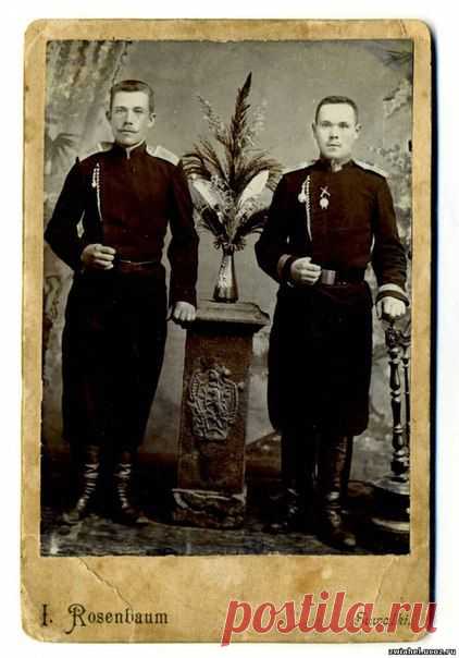 Фото унтер-офицеров 18-го Вологодского пехотного полка. Мастерская Розенюаума, Сувалки. 1900-е гг. У одного из унтер-офицеров на груди знаки за отличную стрельбу из винтовки и у обоих наградные часы. / Историческая справка