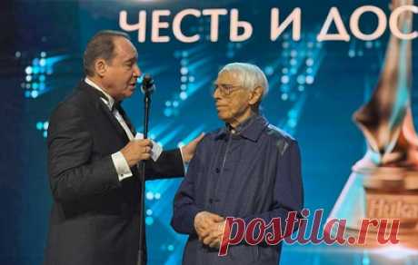 Композитор Зацепин удостоен премии &quot;Ника&quot; за &quot;Честь и достоинство&quot;. Награду ему вручал народный артист РФ Максим Дунаевский
