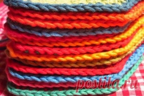 Как связать пятиугольник крючком - 5 схем Несмотря на то, что большая часть схем для вышивки предусматривает вязание рядами, большинство проектов, напротив, работают с мотивами той или иной формы. Даже если в ближайшее время вы не планируете начинать ничего глобально нового, стоит обратить внимание на мастер-классы по вязанию пятиугольников крючков - это интересно, это пригодится, это увлекательно. Самой распространенной формой является, пожалуй, квадрат - знаменитый бабуш...