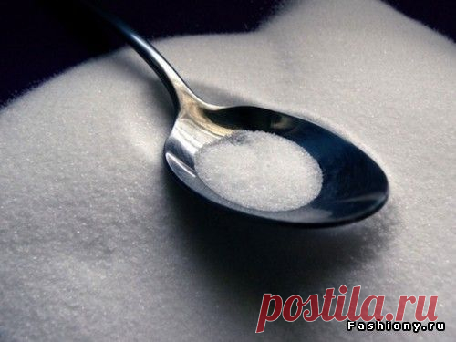 Мало кто знает, но самое быстрое и действенное средство от икоты- обычный сахар. Чайной ложечки вполне хватит, чтобы этот недуг прошел меньше, чем за минуту.