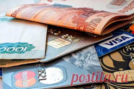 Российские банки начали взимать комиссию за переводы на «чужие» карты. Российские банки начали взимать с клиентов комиссию за перевод средств на «чужие» дебетовые карты. Речь идет о переводе средств через приложение банка-эмитента карты, на которую должны поступить деньги. Для этого в приложениях большинства кредитных организаций предусмотрена специальная функция.