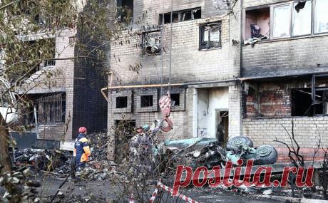 ТАСС узнал, что причиной крушения Су-34 в Ейске стали чайки в двигателях. Птицы попали в двигатель во время взлета, после этого борт загорелся пишет агентство. Мертвых чаек нашли на взлетной полосе аэродрома, откуда взлетал самолет, передает 112. В СК придерживаются версии о технической неисправности