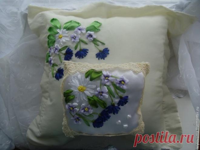 Вышивка лентами на свадебной подушечке Вышивка лентами на свадебной подушечкеНам потребуется: пяльца, ткань белый атлас, размером 23х23 см, лента атласные 0.6 см и 1.0 см белого, желтого, зеленого, синего цвета, шелковая лента 2.5 см, нитки мулине зеленого и коричневого цвета, краски по ткани, кружево, иглы, ножницыРисуем...