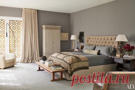 Очень мягкий цвет... Спальня... What George Clooney, Ellen DeGeneres, and Other Stars Keep on Their Bedside Tables : Architectural Digest