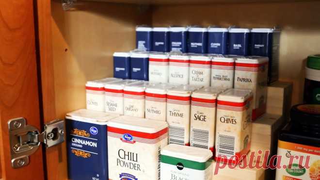 3 идеи организации мест хранения на кухне При недостаточной вместительности кухонной мебели приходится все складировать практически насыпью. Как следствие найти нужную пряность или посуду становится проблематичным. Предлагаем 3 идеи, как сделать кухню более удобной и вместительной.Вешалка для крышек от кастрюль и сковородокКрышки можно