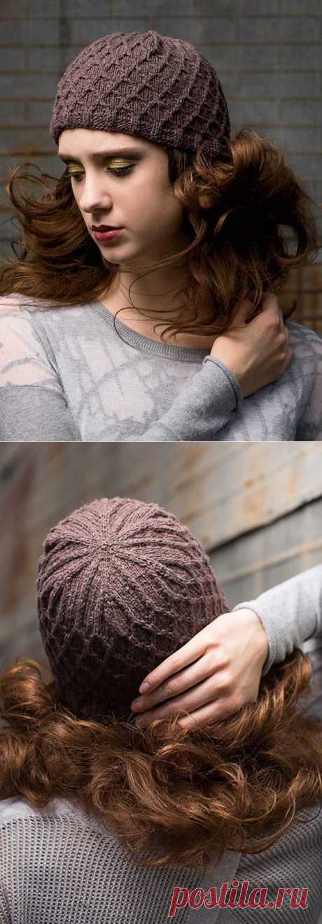 Шапочка &quot;Dauphine&quot; от Julia Farwell-Clay (Knitscene Fall 2014) вязаная спицами | Strikky.ru