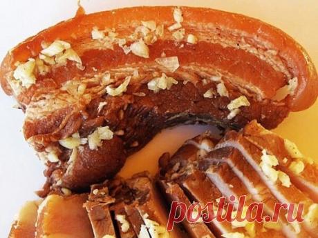 ГРУДИНКА ИЛИ КОРЕЙКА, СВАРЕННАЯ В ОТВАРЕ ЛУКОВОЙ ШЕЛУХИ
Взять свиное сало с oбильными мясными прожилками, лучше грудинку, можно взять и корейку.
В эмалированной кастрюле вскипятить рассол.
На 1 литр воды:
• 0, 5 граненого стакана соли,
• щедрую горсть луковой шелухи,
• несколько зyбчиков чеснока,
• специи по вкусу.
В рассол опустить ломоть сала, следя, чтобы рассол полностью покрыл весь кусок грудинки, и кипятить 10 минут.
Кастрюльку снять с огня, когда она остынет под крышкой, остави