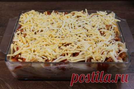 Так макароны я еще не готовила. Все ингредиенты просто созданы для этого блюда Ингредиенты: фарш 500 г луковица томатная паста 1 ст.л. томатный сок 1 стак. соль яйцо специи макароны 400 г твердый сыр 300 г Приготовление: Обжарьте луковицу на растительном масле, добавьте фарш, обжарьте до готовности...