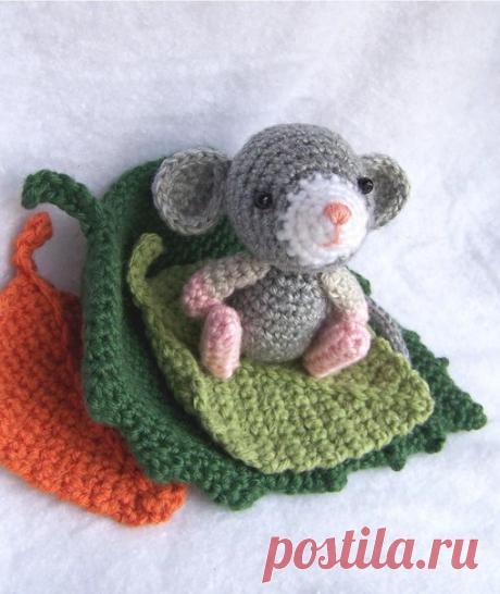 Маленький мышонок на листике, вязание крючком, описание в PDF Схема вязания " Маленький мышонок на листике " крючком в PDF, скачайте бесплатно подробное описание.