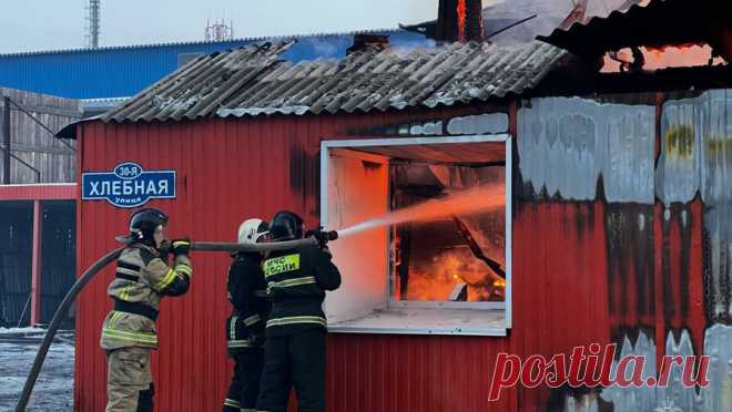 Площадь возгорания на складе в Абакане стала больше. Здание склада загорелось в Абакане, площадь пожара уже превысила 1 тыс. кв. м. Об этом сообщает МЧС России в официальном Telegram-канале. Согласно последним данным, площадь пожара составила 1,5 тыс. "квадратов". В тушении огня ...