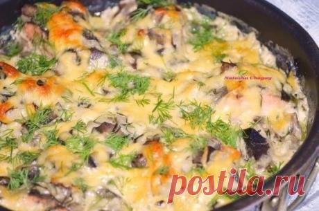 Горбуша, запеченная в сметанно-грибном соусе
Ингредиенты:
Горбуша — 1 шт.
Грибы лесные замороженные — 200 г
Лук репчатый — 2 шт.
Сметана — 5 ст. л.
Молоко — 100–130 мл
Зелень
Соль, перец, специи по вкусу
Сыр твердый — 100 г
Лимон
Приготовление:
1. Рыбу порезать порционными кусочками, посолить, поперчить, полить лимонным соком по желанию. Оставить на 20 минут.
2. Приготовить соус: лук порезать кубиком, грибы отварить до готовности.
3. Сначала обжарить лук на масле до золотистого цвета, добави