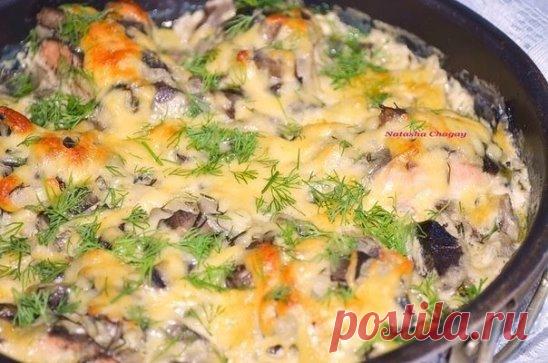 Горбуша, запеченная в сметанно-грибном соусе
Ингредиенты:
Горбуша — 1 шт.
Грибы лесные замороженные — 200 г
Лук репчатый — 2 шт.
Сметана — 5 ст. л.
Молоко — 100–130 мл
Зелень
Соль, перец, специи по вкусу
Сыр твердый — 100 г
Лимон
Приготовление:
1. Рыбу порезать порционными кусочками, посолить, поперчить, полить лимонным соком по желанию. Оставить на 20 минут.
2. Приготовить соус: лук порезать кубиком, грибы отварить до готовности.
3. Сначала обжарить лук на масле до золотистого цвета, добави