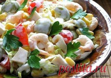 Салат из морепродуктов с кукурузой.