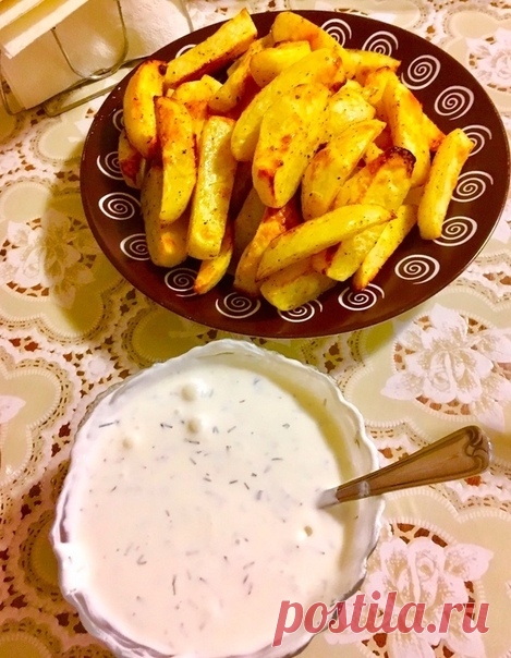 Если мне хочется ну очень вкусной картошки , я готовлю её так!

Такая картошка разлетается со стола очень быстро! Хрустящая снаружи и мягенькая внутри, она покорит всех!

Ингредиенты:
1 кг картофеля,
соль,
любимая приправа,
чёрный молотый перец,
молотая красная паприка,
подсолнечное масло.

Для соуса:
сметана,
укроп,
соль,
сахар,
сухой чеснок (можно и свежий)

Приготовление:

Берём одну картошину. Разрезаем картофель пополам по длинной стороне, и каждую половинку продольно...