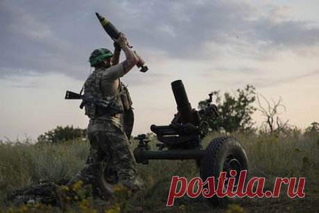 ВСУ выпустили 10 минометных снарядов по селу в Брянской области. Вооруженные силы Украины (ВСУ) выпустили десять минометных снарядов 82-миллиметрового калибра по селу Соловьевка Брянской области. По информации Telegram-канала Mash, село атаковали утром в понедельник, 3 июля. В результате случившегося никто не пострадал. В селе Соловьевка оказались повреждены три дома.