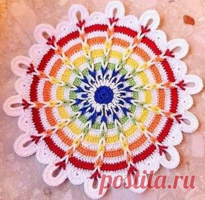 РАЗНОЦВЕТНЫЙ КОВРИК КРЮЧКОМ.
Любителям украсить свой интерьер вязанными вещичками! Смотрите на эту 
красоту! Такой разноцветный коврик впишется в любой интерьер и в любую 
комнату. Он может служить и ковриком, и салфеткой или даже в качестве 
накидки на табурет или же на обычный стул. Вяжется он крючком, но 
вязание очень простое и быстрое. Попробуйте связать такой же. 
Знакомьтесь со схемой.