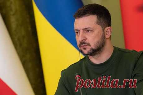 Генерал ВСУ заявил о возмущении Запада из-за действий Зеленского. Политические скандалы, которые вызваны Владимиром Зеленским, ошеломляют западных союзников Украины. Об этом заявил бывший первый замкомандующего Сил специальных операций ВСУ генерал-майор в отставке Сергей Кривонос в интервью YouTube-каналу «Вышка». Он отметил, что Киев нуждается в постоянных одергиваниях.