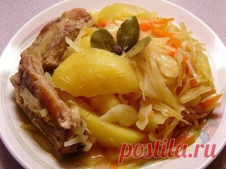 Рагу с капустой
Ингредиенты:
500 гр. свиных рёбрышек
6-7 картофелин
1/4 капусты
1 морковка
1 лук
2-3 лавровых листа
Перец черный молотый
3-4 душистых перца
Томат (любой)
Растительное масло (для жарки)
Соль
Способ приготовления:
1. Рёбрышки посолить, поперчить и обжарить с двух сторон до образования румяной корочки.
2. Положить в кастрюлю лавровый лист, душистый перец, половину лука (порезанного полукольцами), обжаренное мясо.
3. Добавить немного воды или бульона и поставит...