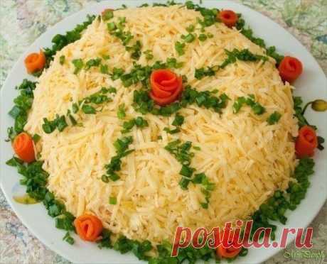 Салат с курицей и сыром рецепт как приготовить слоёный праздничный салат Очень часто мы убеждаемся, что одни из самых вкуснейших блюд готовятся очень простым и доступным образом. Именно таким блюдом и является салат с курицей и сыром «Праздничный», рецепт которого я хочу представить на ваше рассмотрение. Очень простые и доступные ингредиенты, а также небольшое количество затрачиваемого времени для приготовления, делают этот салат одним из самых популярных в своём роде сред...