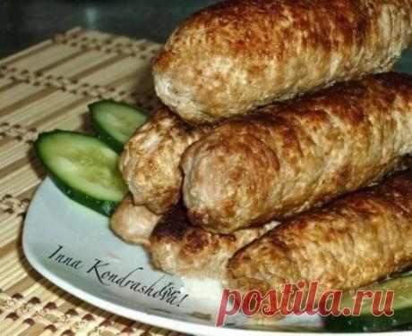 Мясные рулетики - блюдо, с которым можно экспериментировать бесконечно, выбирая любую начинку и способы приготовления. Но я остановилась на этом варианте, и моя семья была в восторге. Хочу и с вами поделится этим простым, но в тоже время очень вкусным рецептом.
Для приготовления мясных рулетиков понадобится:
свинина - 500 г;
сладкий перец - 1 шт.; 
сыр твердый - 100-130 г;
соль;
молотый черный перец.
Свинину вымыть, обсушить.
Нарезать свинину пластами.
Мясо хорошо отбить, посолить и поперчит