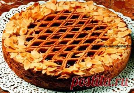 Абсолютна класика, але така душевна і сердечна. «Linzer» від назви австрійського міста Лінц, і відомий як найстаріший пиріг у світі - досі знайдений - рецепт датований 1653 роком. Сучасний лінцерський пиріг готують із пісочного тіста, яке містить, серед іншого, несолоне вершкове масло, яєчний жовток, лимонну цедру, корицю і лимонний сік, а також мелені горіхи (зазвичай