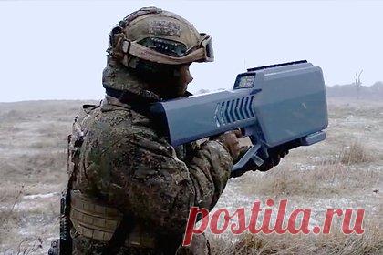 В России рассказали об эффективности «Выжигателя». Антидроновое ружье «Выжигатель» эффективно подавляет беспилотники Вооруженных сил Украины, сообщила пресс-служба Росгвардии. На одном из полигонов Луганской Народной Республики прошел сбор с росгвардейцами, которые используют «Выжигатель». Комплекс позволяет перехватывать сигнал управления дроном.