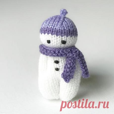 Working on a “little” something for Christmas. These ornaments are just 3 1/4” and the crocheted loop on the top of the hat is perfect for hanging on the tree. ⛄️🎄#knitsnowman #knittedsnowman #knitchristmas #knittedchristmas #knittedornament #charityknitting