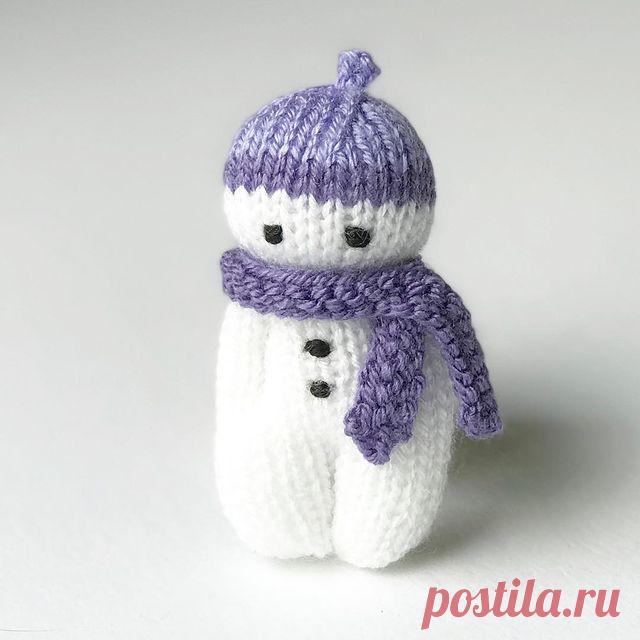 Working on a “little” something for Christmas.  These ornaments are just 3 1/4” and the crocheted loop on the top of the hat is perfect for hanging on the tree. ⛄️🎄#knitsnowman #knittedsnowman #knitchristmas #knittedchristmas #knittedornament #charityknitting