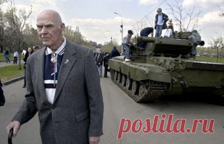 Бывший парашютист-десантник армии США Джозеф Байерли считается единственным солдатом Второй мировой, успевшим повоевать с гитлеровцами в составе как американских, так и советских войск. Самого его уже десять лет нет в живых, но о том, как он относился к войне и Дню Победы, корр. ТАСС побеседовал с его сыном - бывшим послом США в Москве Джоном Байерли. / Джозеф Байерли © AP Photo/Misha Japaridze |  ТАСС: Общество - Джон Байерли: у США нет права судить, как хранят память о войне другие народы