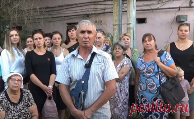 Астраханцы обращаются к главе Следственного комитета с просьбой привлечь мэра города к ответственности

Жители Астрахани недовольны бездействием мэра города Олега Полумордвинова из-за затягивания расселения старых разваливающихся аварийных многоквартирных домов, огромных свалок мусора, поломанных детских игровых площадок и других проблем ЖКХ.
