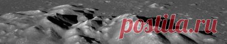 Холмы в центре кратера Хаузен сфотографированные орбитальным аппаратом NASA Lunar Reconnaissance Orbiter. Кратер почти 4 километра в глубину. / Интересный космос