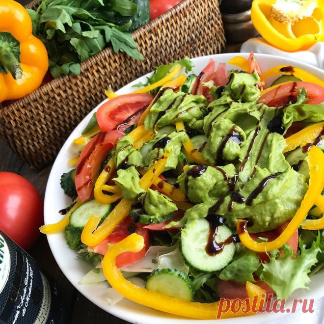 Салат.
Ингредиенты:
- томаты;
- огурцы;
- зелень....много разной зелени;
- сладкий болгарский перец;
Заправка:
- 1 авокадо (спелый, нежный..);
- 2/3 ст.л. оливкового масла (количество зависит от объема салата);
- сок 1/2 лимона;
- соль;
- чёрный молотый перец;
Приготовление заправки:
- авокадо, со всеми прочими составляющими, бросаем в блендер и взбиваем до кремовой однородной консистенции;
- добавляем заправку в салат и хорошенечко перемешиваем;
Приятного аппетита!